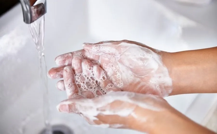 Trước khi đo bạn cần rửa sạch tay để đảm bảo kết quả đường huyết