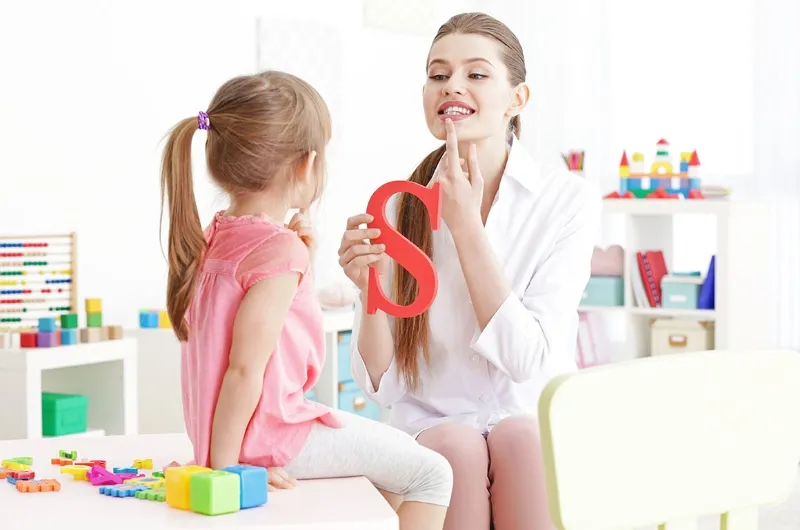 Liệu pháp tâm lý, ngôn ngữ và vật lý giúp kiểm soát triệu chứng chậm phát triển tâm thần
