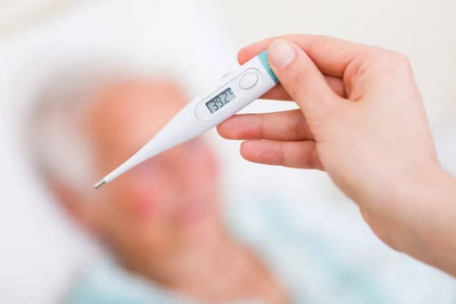 Sốt nhẹ, mệt mỏi có thể gặp sau tiêm và thường tự hết sau 1–2 ngày