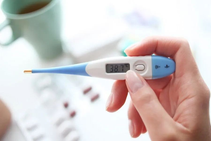 Sốt cao sau khi tiêm cần được thăm khám bởi bác sĩ 