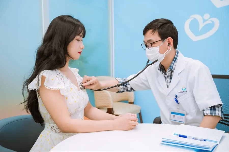 Bác sĩ sẽ thăm khám trước khi chỉ định tiêm vắc xin