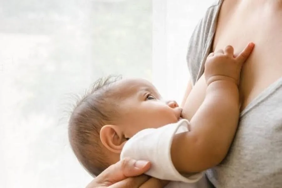 Chia nhỏ cữ bú giúp trẻ duy trì nước và dinh dưỡng khi đang bệnh