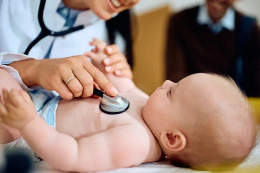 Thăm khám giúp bác sĩ đánh giá triệu chứng hô hấp và nguy cơ bệnh nặng