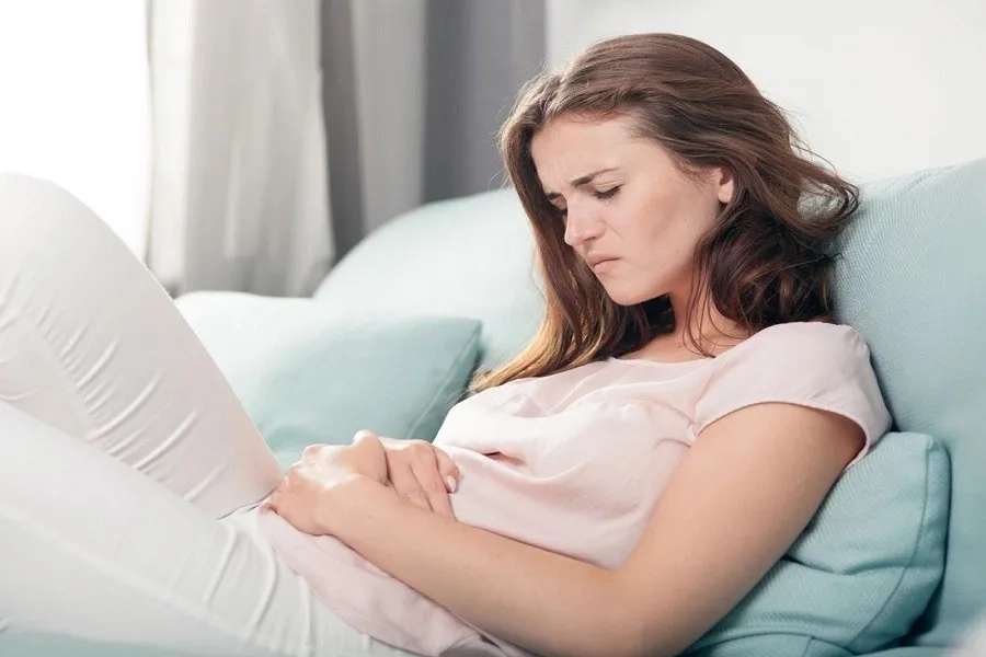 Đau bụng dưới và mệt mỏi là dấu hiệu ung thư cổ tử cung giai đoạn cuối phổ biến