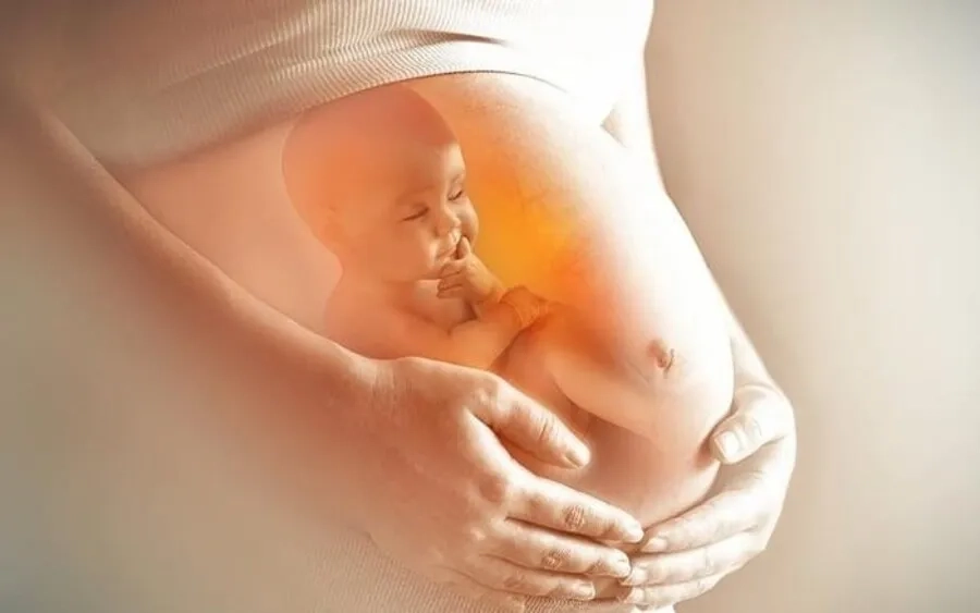 Thai nhi trong bụng mẹ uống nước ối là hiện tượng bình thường