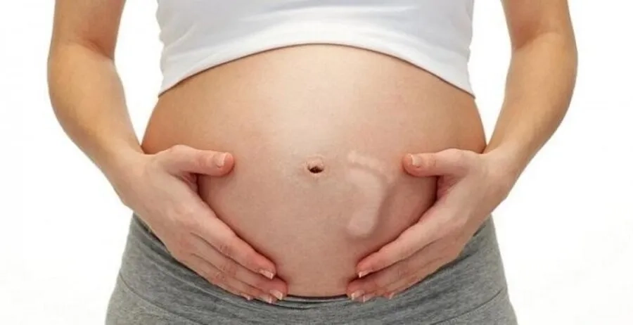 Mẹ bầu cần chú ý đến cử động của thai nhi để phát hiện sớm các dấu hiệu bất thường