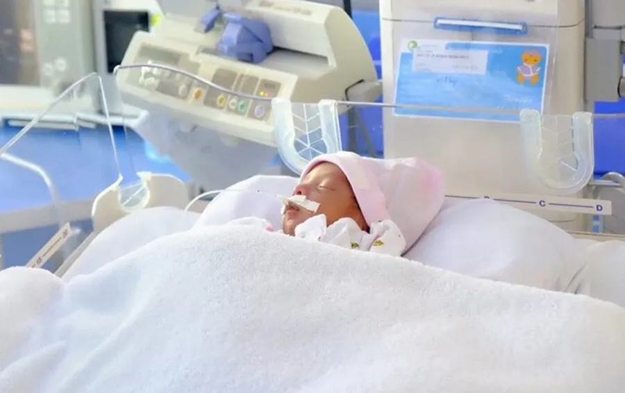 Nước ối bẩn chứa phân su có thể dẫn đến các biến chứng nguy hiểm như viêm phổi, suy hô hấp và nhiễm trùng sơ sinh