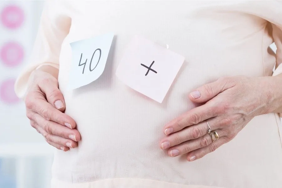 Tuổi tác và sức khỏe sinh sản của người vợ là yếu tố ảnh hưởng trực tiếp đến kết quả và chi phí thực hiện IVF