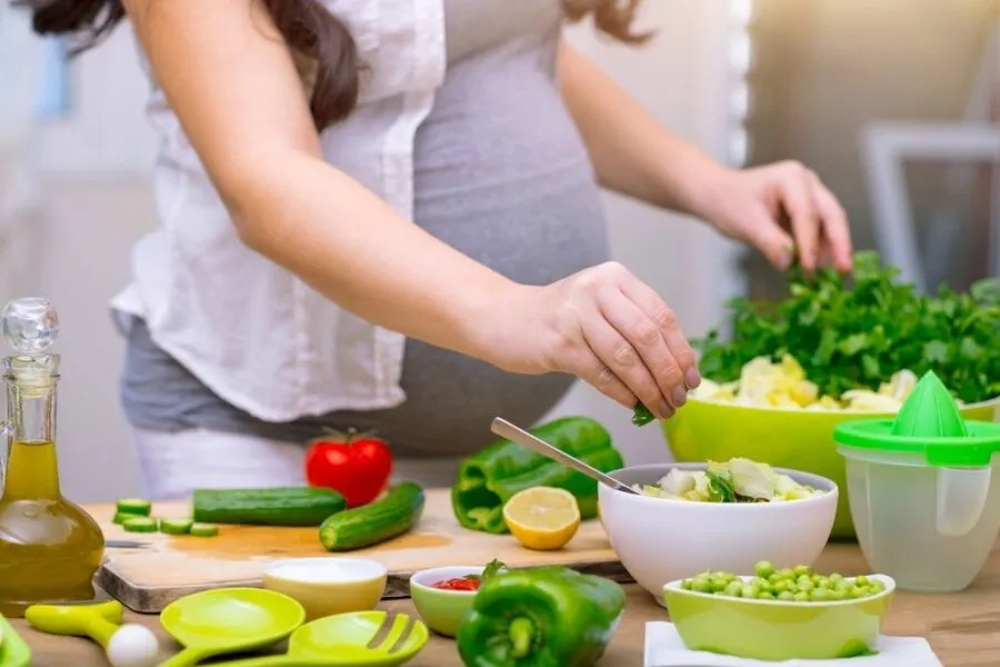 Mẹ bầu nên ăn uống lành mạnh theo hướng dẫn của bác sĩ chuyên khoa để có thai kỳ khỏe mạnh
