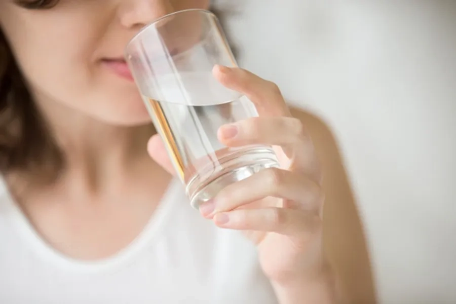 Mẹ bầu nên uống đủ 1,5 - 2 lít nước mỗi ngày