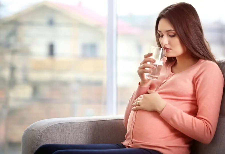 Khát nước quá mức là một trong những dấu hiệu điển hình của đái tháo đường thai kỳ