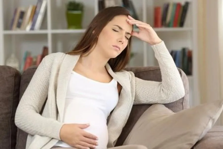 Hoa mắt, chóng mặt là một trong những dấu hiệu mẹ bầu bị hạ đường huyết