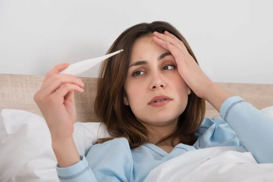 Sốt nhẹ, mệt mỏi và đau nhức có thể đi kèm viêm phế quản cấp