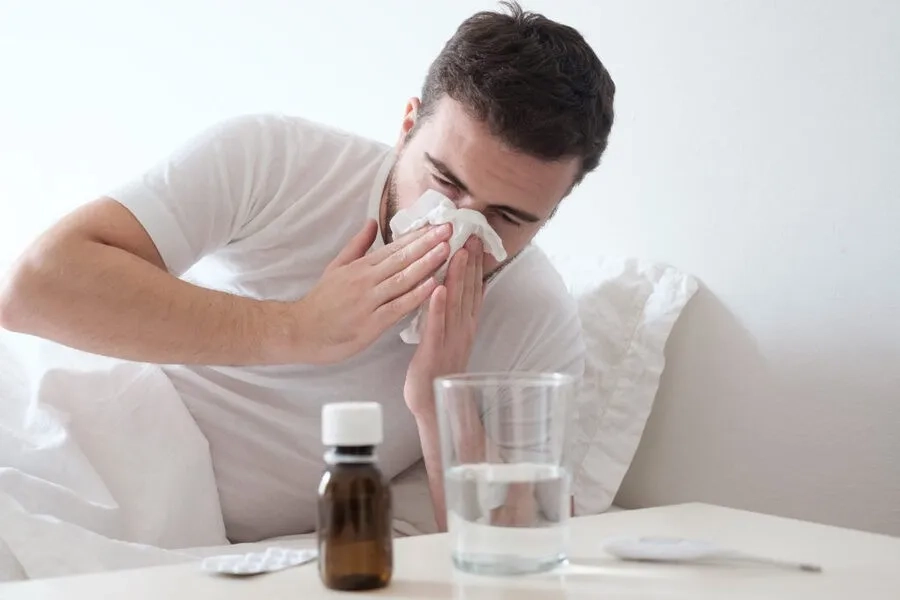 Cảm lạnh thường nổi bật với triệu chứng đường hô hấp trên