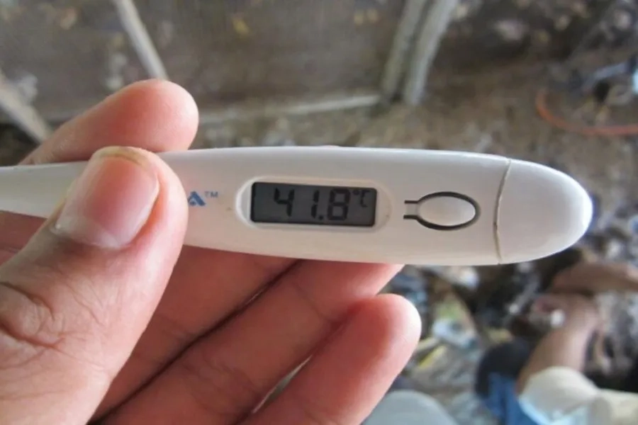 Sốt cao không hạ là biểu hiện sốt xuất huyết dễ dàng nhận thấy đầu tiên