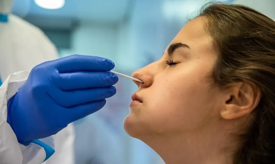 Lấy mẫu dịch mũi - họng giúp hỗ trợ xác định tác nhân gây bệnh