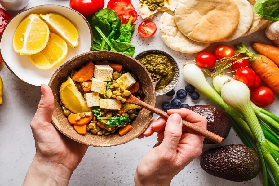 Chất chống oxy hóa từ rau xanh, trái cây và đậu giúp giảm viêm, hỗ trợ quá trình điều trị ung thư