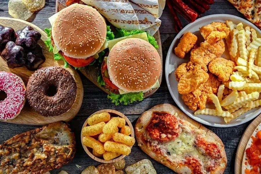 Đồ ăn nhanh và thức ăn nhiều dầu mỡ không phù hợp cho bệnh nhân ung thư cổ tử cung