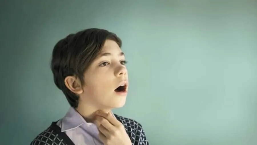 Giọng nói trầm hơn là biểu hiện điển hình ở trẻ nam bị thiếu men 5-alpha reductase