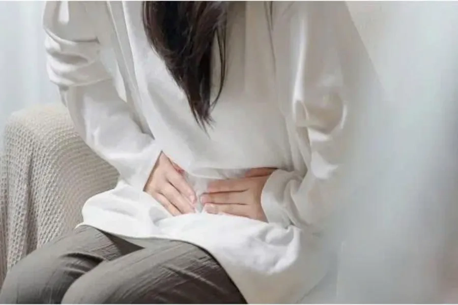 Đau bụng dưới âm ỉ là dấu hiệu điển hình của thai ngoài tử cung