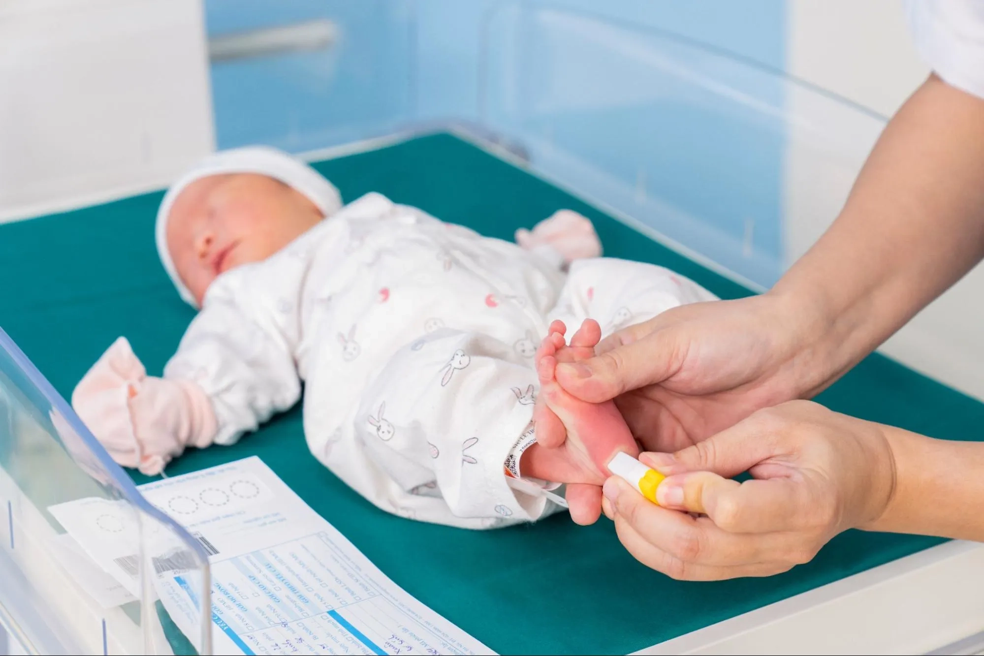 Sàng lọc lấy máu gót chân giúp phát hiện sớm các bệnh bẩm sinh