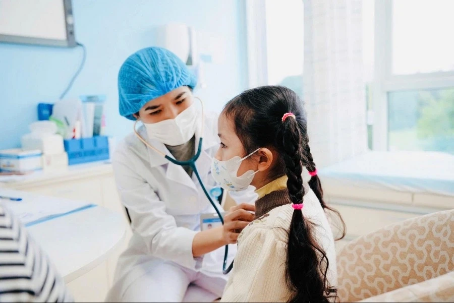 Bác sĩ thực hiện thăm khám cho bé