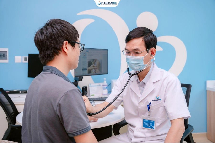 Khách hàng được thăm khám, kiểm tra sức khỏe trước khi tiêm chủng