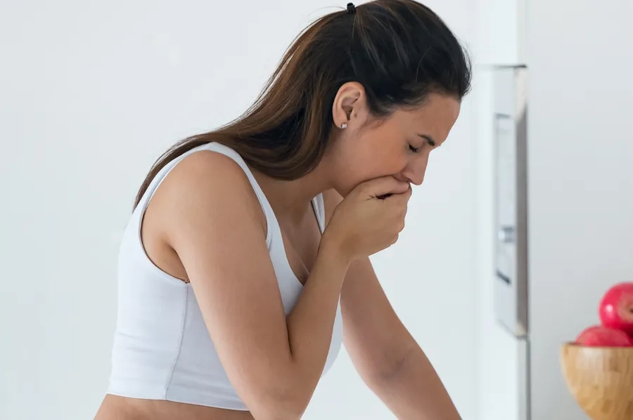 Buồn nôn kèm đau bụng dữ dội là dấu hiệu điển hình cảnh báo thai ngoài tử cung vỡ