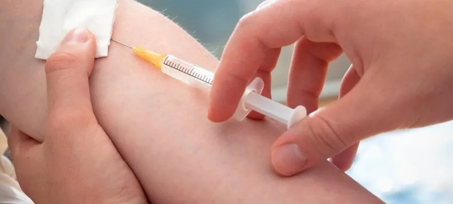 Vắc xin não mô cầu là loại vắc xin giúp cơ thể tạo ra miễn dịch chủ động chống lại vi khuẩn Neisseria meningitidis