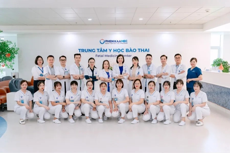 TS.BS Nguyễn Thị Sim - Nữ bác sĩ tiên phong trong lĩnh vực Y học bào thai tại Việt Nam - Giám đốc Trung tâm Y học bào thai Bệnh viện Đại học Phenikaa cùng các bác sĩ, điều dưỡng tại Trung tâm