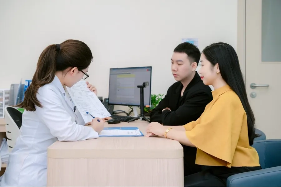 Bạn nên đến gặp bác sĩ chuyên khoa để được thăm khám, tư vấn nếu có biểu hiện tinh dịch bất thường hoặc đang mong có con