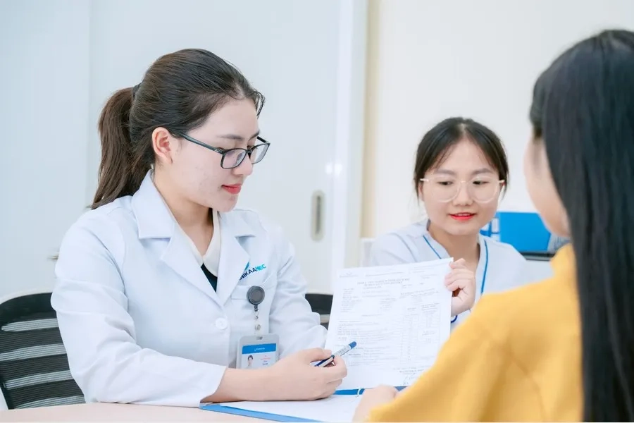 Bác sĩ Trung tâm Hỗ trợ sinh sản Bệnh viện Đại học Phenikaa tư vấn kết quả xét nghiệm cho khách hàng