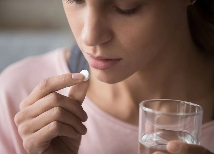 Mẹ tuyệt đối không tự ý dùng thuốc hoặc can thiệp sớm nếu không có chỉ định của bác sĩ chuyên khoa