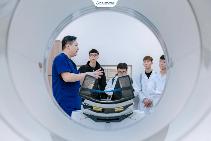 Sinh viên ngành Kỹ thuật hình ảnh y học Trường Y - Dược Phenikaa, Đại học Phenikaa trải nghiệm thực tế tại Bệnh viện Đại học PhenikaaMec
