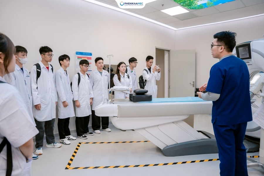 Sinh viên ngành Kỹ thuật hình ảnh y học Trường Y - Dược Phenikaa, Đại học Phenikaa trải nghiệm thực tế tại Bệnh viện Đại học PhenikaaMec