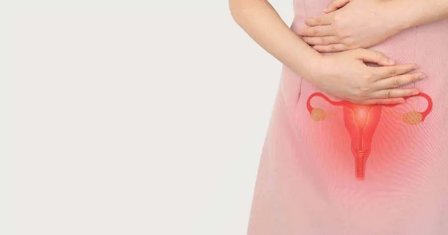 Đau bụng dưới âm ỉ là dấu hiệu phổ biến của thai ngoài tử cung sau chuyển phôi