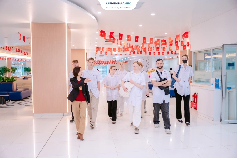 Bệnh viện Đại học Phenikaa đón đoàn sinh viên Đại học Uppsala (Thụy Điển) đến tham quan và trao đổi học tập
