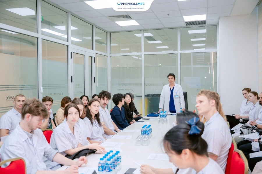 Bệnh viện Đại học Phenikaa đón đoàn sinh viên Đại học Uppsala (Thụy Điển) đến tham quan và trao đổi học tập