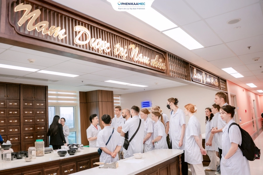 Bệnh viện Đại học Phenikaa đón đoàn sinh viên Đại học Uppsala (Thụy Điển) đến tham quan và trao đổi học tập