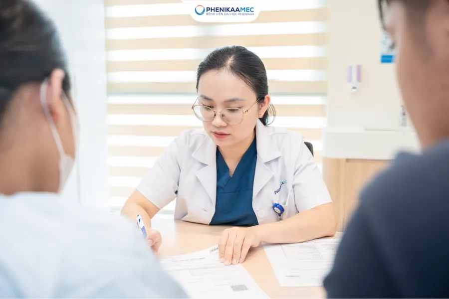 Bà bầu cần được thăm khám bác sĩ thường xuyên để được tư vấn kiểm soát nồng độ phenylalanin trong máu