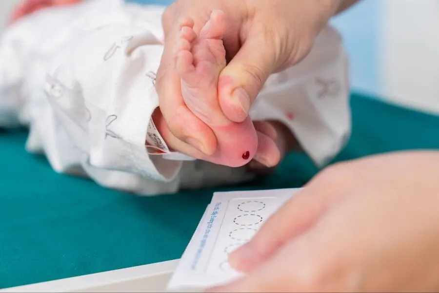 Sàng lọc sơ sinh bằng lấy máu gót chân