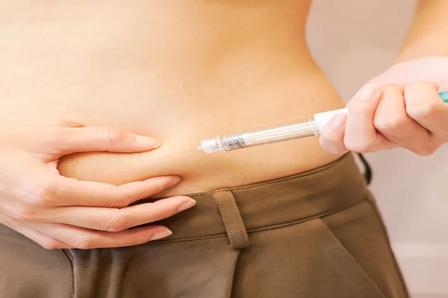 Tiêm thuốc kích trứng giúp nang trứng phát triển