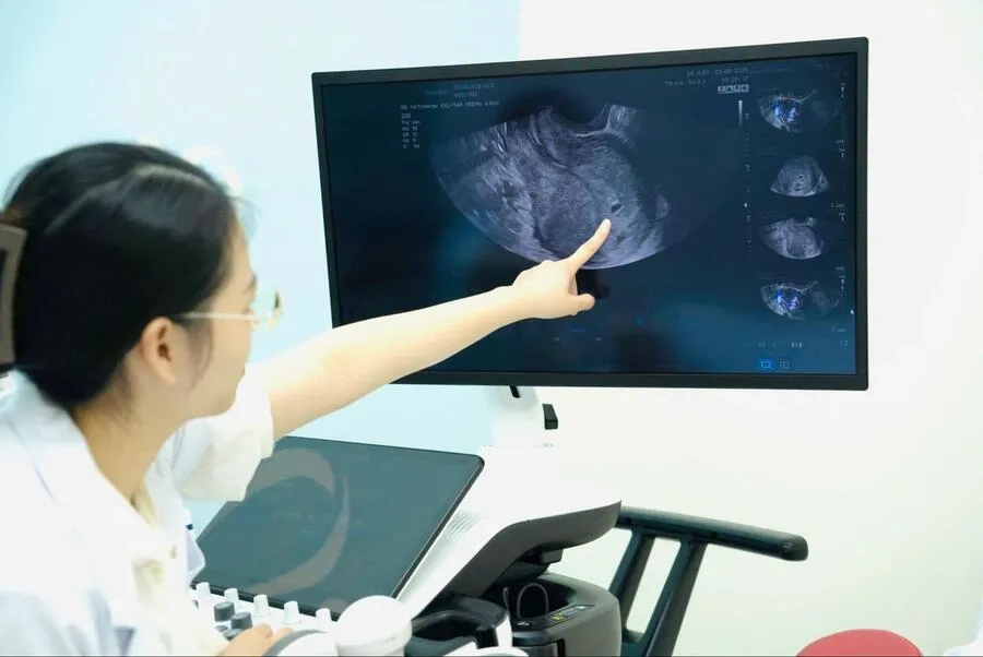 Trước khi tiến hành bơm IUI, người vợ cần được thăm khám, siêu âm để xác định có đủ điều kiện thực hiện hay không