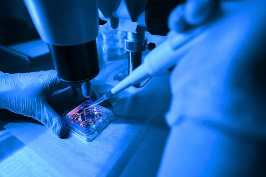 Bước lọc, rửa tinh trùng được chuyên viên Phôi học tiến hành trong phòng Lab