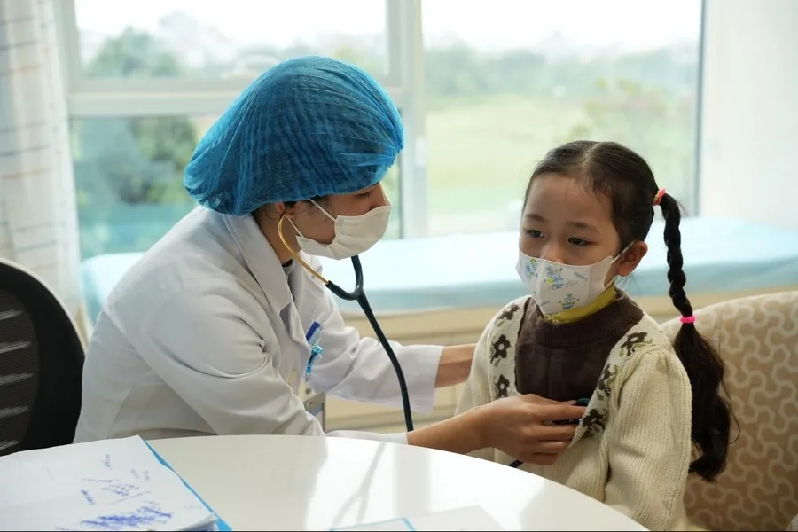 Nếu trẻ có biểu hiện sốt cao không hạ cần đưa trẻ đến bệnh viện để thăm khám ngay