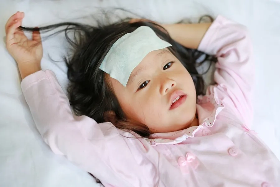 Trẻ bị sốt xuất huyết cần được điều trị đúng cách tránh biến chứng nguy hiểm