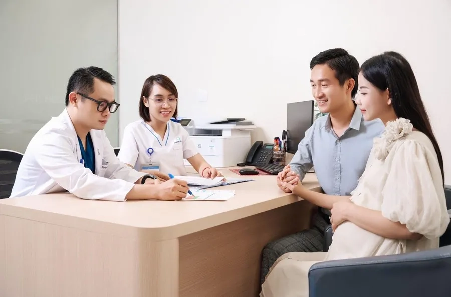 Bác sĩ Di truyền thực hiện tư vấn chăm sóc thai kỳ cho thai phụ