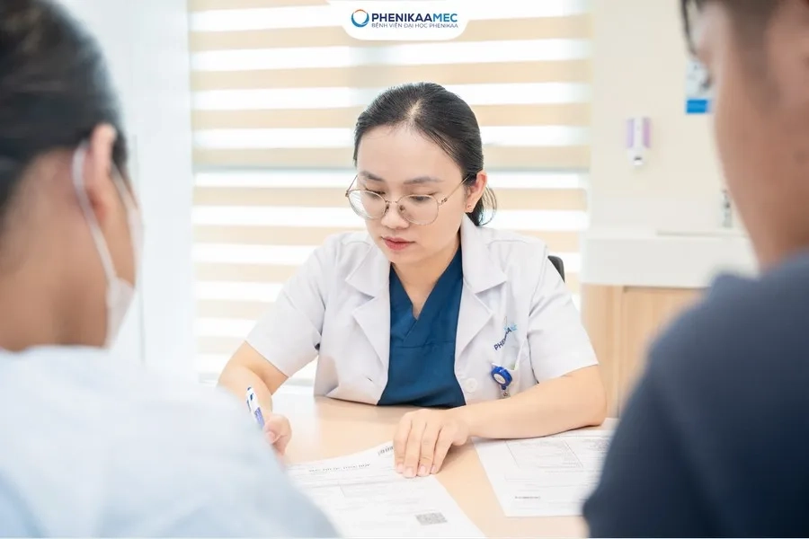 Mẹ nên trao đổi kỹ với bác sĩ để nắm rõ tình trạng của thai nhi