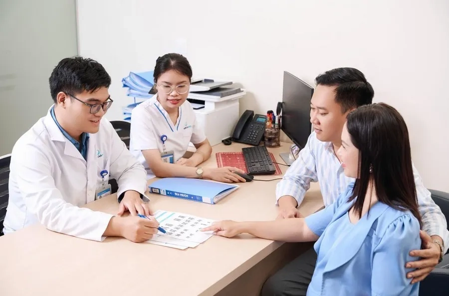 Bác sĩ thực hiện đọc kết quả xét nghiệm và tư vấn di truyền cho các cặp vợ chồng trước sinh