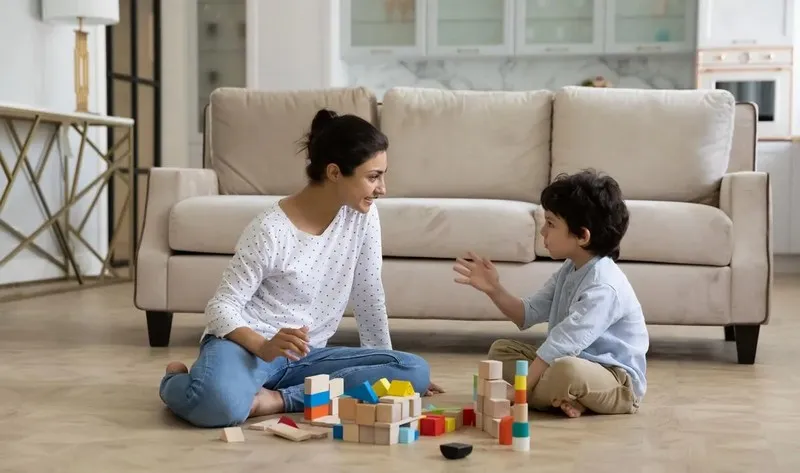 Ba mẹ cần kiên nhẫn để trò chuyện với con giúp con làm chủ ngôn ngữ của mình tốt hơn